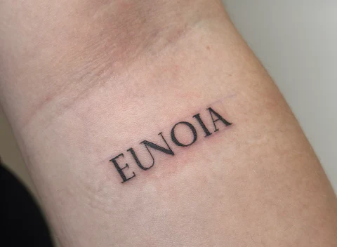 Kaligrafska tetovaža „Eunoia” na zapešću