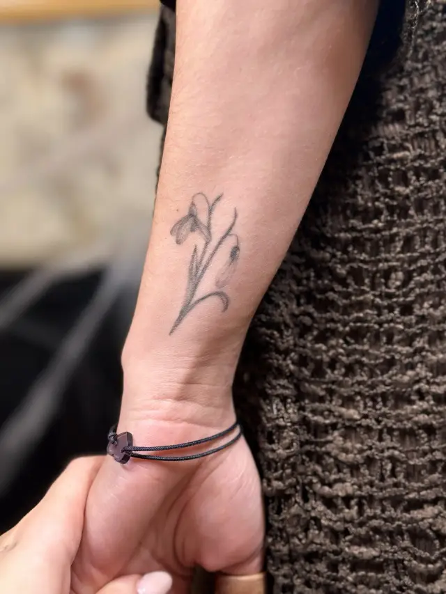 Fine line tetovaža visibaba na podlaktici, healed