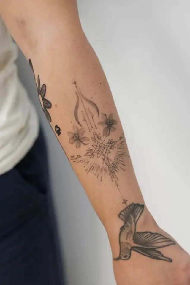 Fine line tetovaža poljskog cvijeća i maslačka duž podlaktice, healed