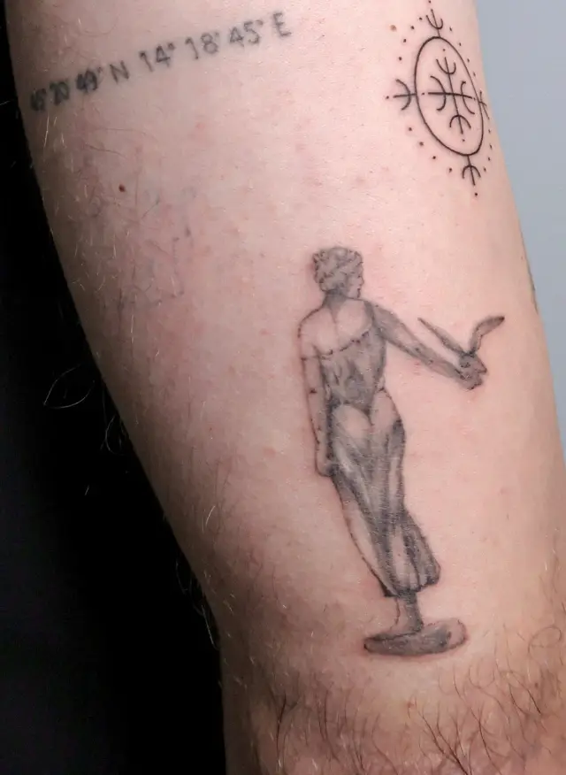 Fine line tetovaža figure klasičnog kipa na nadlaktici, healed