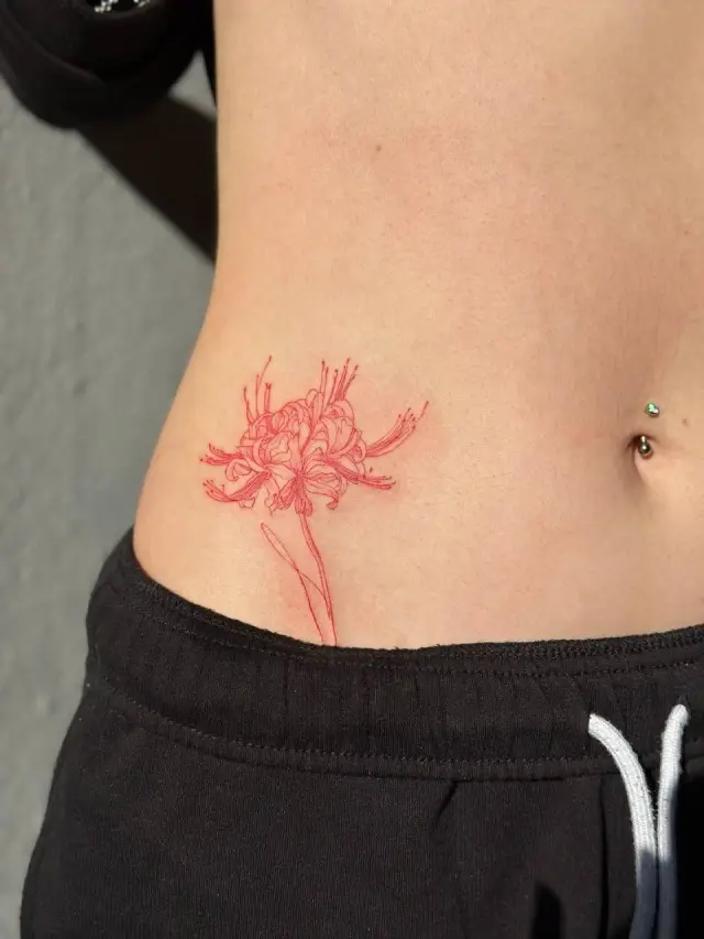 Tetovaža crvenog paukovog ljiljana na boku, freshly tattooed