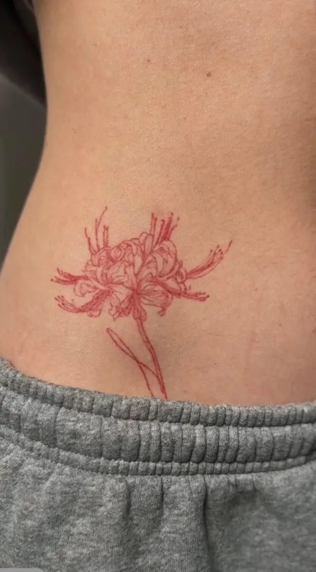 Tetovaža crvenog paukovog ljiljana na boku, healed