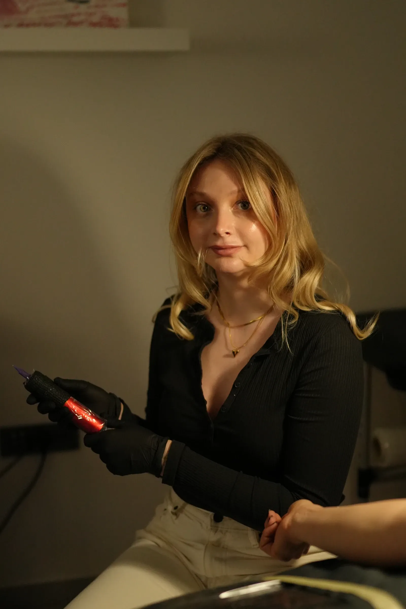 Anastasia tijekom tetoviranja u svom studiju